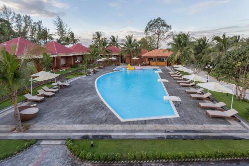 富国Gold Coast Phu Quoc Beach Resort的度假村游泳池的图片
