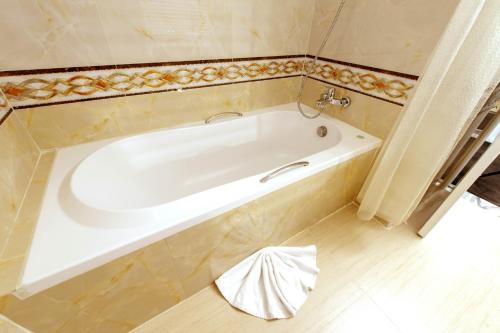 曼谷西隆爱逸酒店的浴室内设有一个白色浴缸