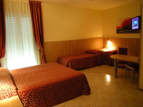 梅斯特圣卡罗酒店的酒店客房设有两张床和电视。