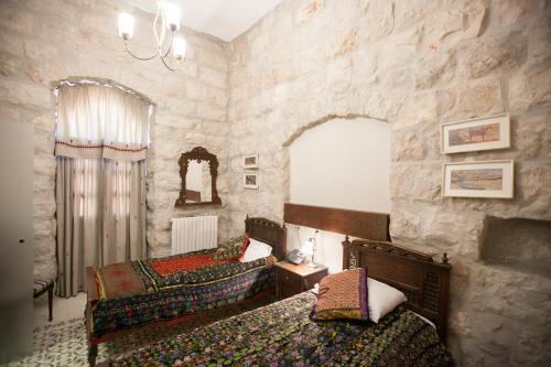 耶路撒冷酒​​店客房内的一张或多张床位