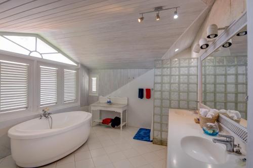 布里奇敦Tantalus的白色的浴室设有浴缸和水槽。
