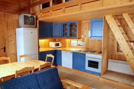 科威费耶尔Kvitfjell Alpinhytter Kvitfjellvegen 492的小屋内的厨房配有蓝色橱柜和桌子