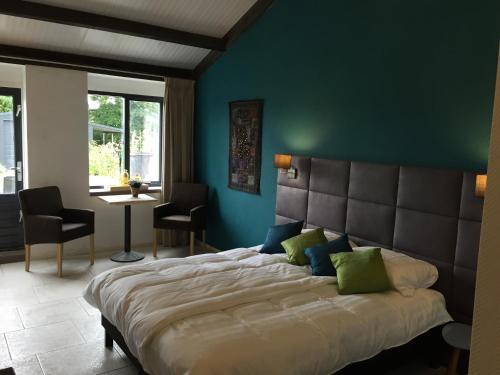 德吕嫩Dunez men only resort的一间卧室设有一张蓝色墙壁的大床
