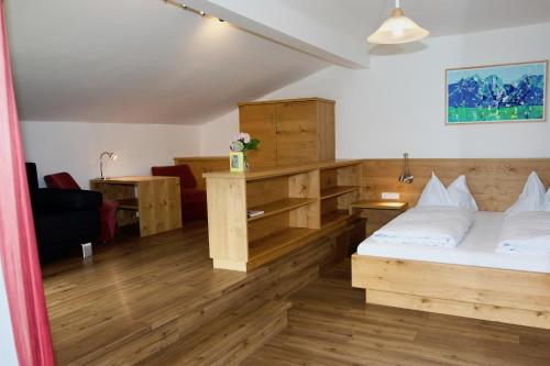 滨湖采尔Haus Altenberger的客房设有床、书桌和沙发。
