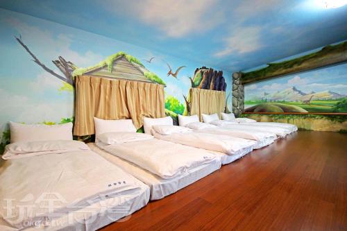 鱼池乡日月潭-旅台客居的一张壁画房间内的一组床位