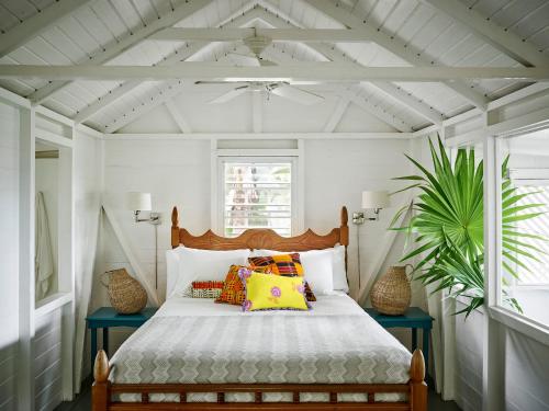 尼维斯Golden Rock Nevis的一间卧室配有带色彩缤纷枕头的床。