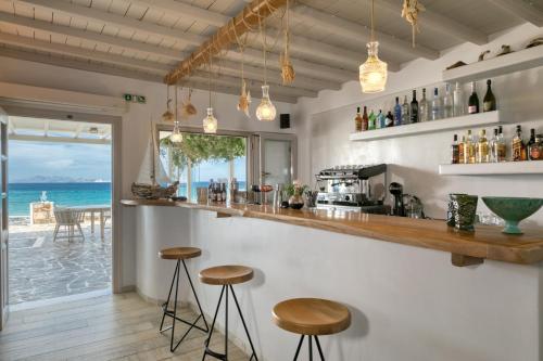 Moutsoúna奥斯特里亚旅馆的一个带凳子的酒吧,享有海景