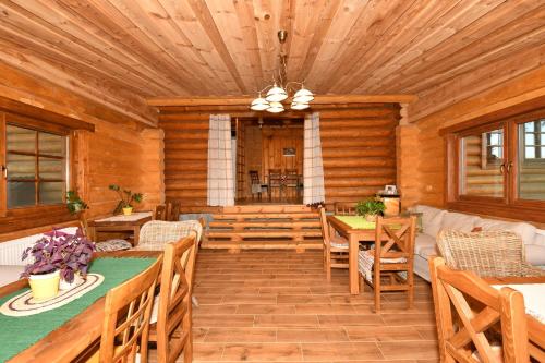 赫拉布斯Penzion-Ranc u Trapera的小木屋用餐室配有桌椅