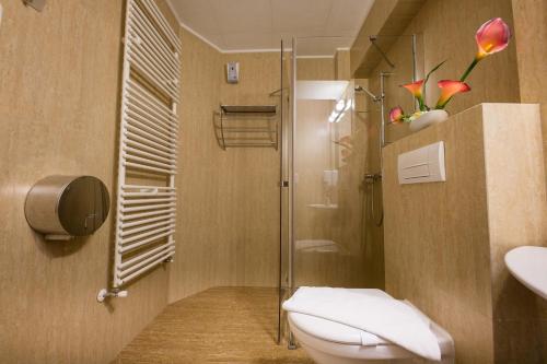伊甸格兰德度假酒店的一间浴室