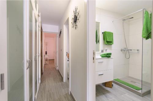 卡门港托佩斯公寓的带淋浴和盥洗盆的浴室