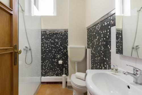 波尔图OPO Bolhao Flats by Destiny Houses的带淋浴、卫生间和盥洗盆的浴室