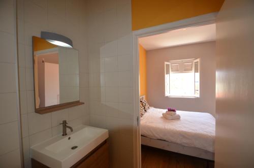 威廉斯塔德Dushi Pietermaai Apartments, DPA的一间带水槽、床和镜子的浴室