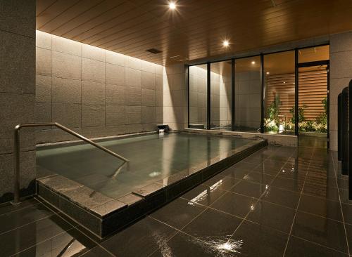 广野町哈塔格福岛广岛酒店的游泳池,位于带游泳池的建筑内
