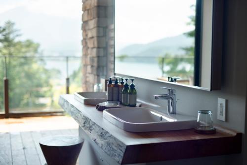 富士河口湖FUFU河口湖的带两个盥洗盆的浴室台和窗户