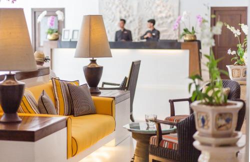 南芭堤雅Siam Bayshore Resort Pattaya的客厅配有黄色的沙发和椅子