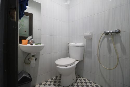 巴淡岛中心RedDoorz @ Batu Aji Batam的一间带卫生间和水槽的浴室
