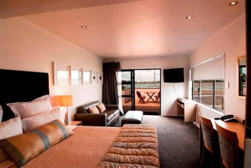 纳皮尔海洋世界汽车旅馆的一间卧室设有一张床和一间客厅。