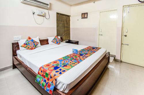 FabHotel Aditya Yatri Nivas客房内的一张或多张床位