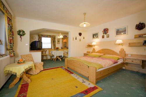 阿布特瑙豪斯阿尔盘格伦酒店的一间卧室设有一张床和一间客厅。
