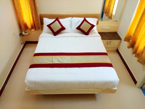 蒂鲁瓦纳马莱Aishwarya Residency的一间卧室,卧室内配有一张大床
