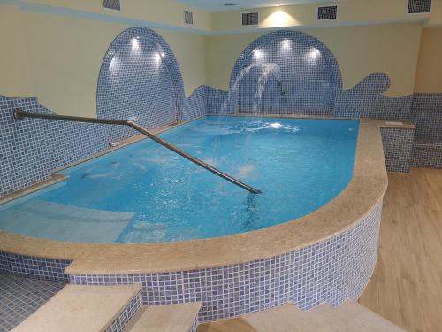 伊斯基亚Aparthotel Villa Marinù的中间设有钟表的游泳池