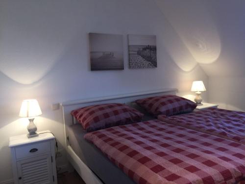 普特布斯Hof Vilmnitz Haus B的一间卧室设有两张床和两张台灯。