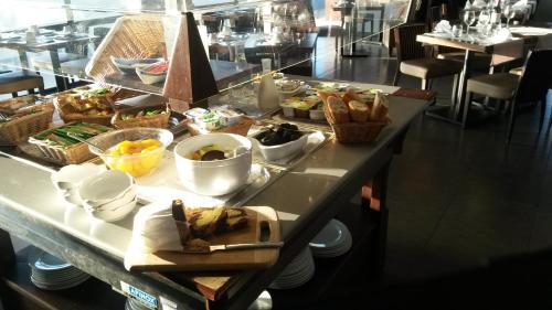 拉布雷德信风公寓式酒店的一张桌子上放着一大堆食物