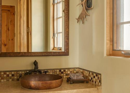 大天山村Doc's Holiday Suite的一间带木制水槽和镜子的浴室