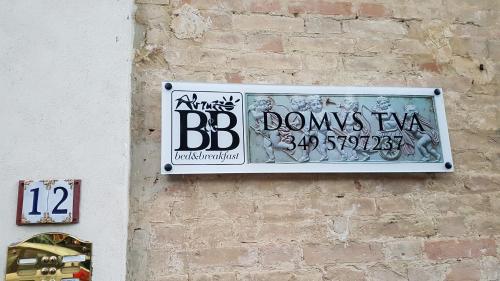 基耶蒂B&B Domvs tva的砖墙边的标志