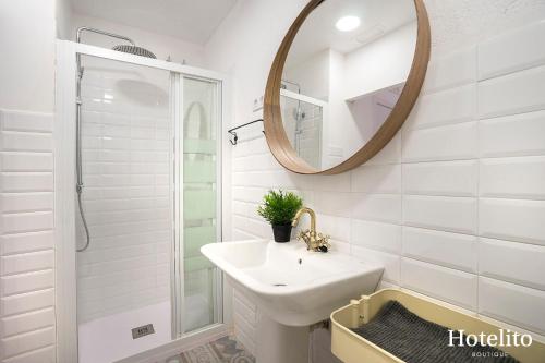 略夫雷加特河畔奥斯皮塔莱特Hotelito Boutique Cinca的白色的浴室设有水槽和镜子