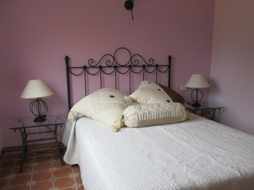 圣比森特德拉松谢拉75 Avenida de la Rioja的一间卧室配有一张带两个枕头的床