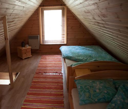 Misso大黄蜂森林之家度假屋的阁楼间设有两张双层床和一扇窗户。