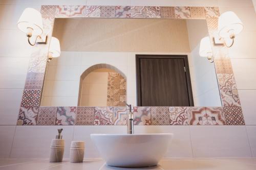 梅萨雷亚维拉丹内齐斯的一间带水槽和镜子的浴室