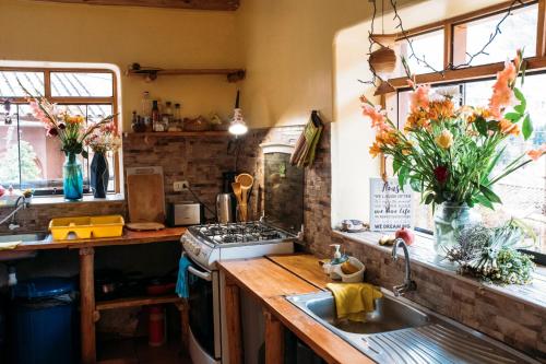 皮萨克La Chakana Pisac的厨房配有水槽、炉灶和窗户。