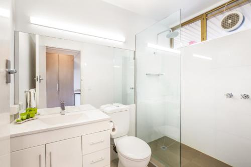 唐卡斯特购物镇奈特卡普酒店的浴室配有卫生间、盥洗盆和淋浴。