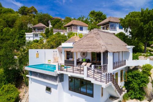 涛岛Villas Sabai Jai的享有带游泳池的别墅的空中景致
