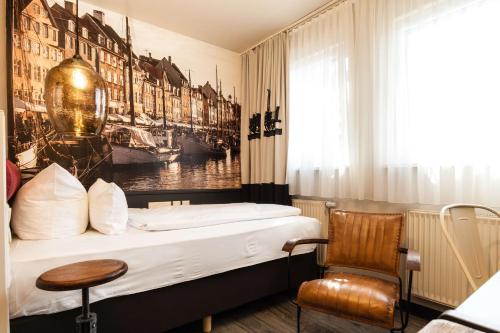 纽伦堡纽伦堡总站贝斯特韦斯特酒店的配有一张床和一把椅子的酒店客房