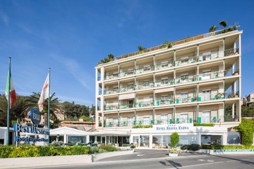 圣玛格丽塔-利古雷贝斯特韦斯特蕾佳娜埃莱娜酒店的海滩上的酒店,前面有旗帜