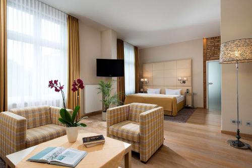 普雷罗奥茨塞巴德瓦尔德森贝斯特韦斯特普拉斯酒店的酒店客房设有床和客厅。