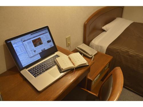 千叶幕张法米酒店的坐在酒店房间书桌上的笔记本电脑