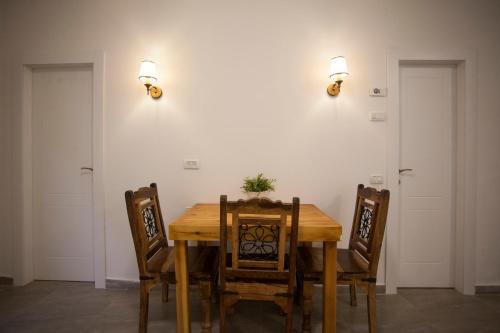 耶鲁姆Desert Moments的一间带木桌和椅子的用餐室