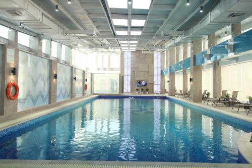 温州温州华侨饭店的大楼内一个蓝色的大型游泳池