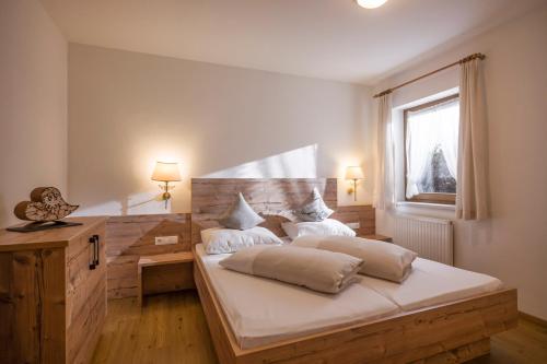 菲根海姆公寓的一间卧室配有一张大床和木制床头板