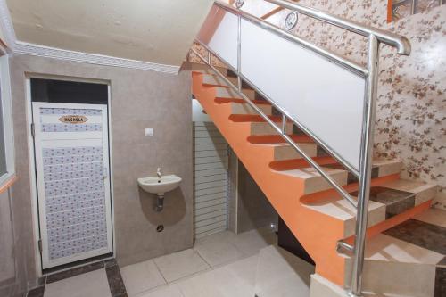 泗水RedDoorz Syariah At Sedati的楼梯,浴室设有水槽