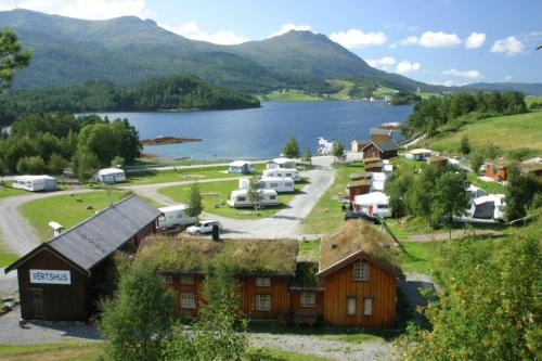 Valsøyfjord瓦尔索亚假日公园的一座拥有湖泊和山脉的小城镇