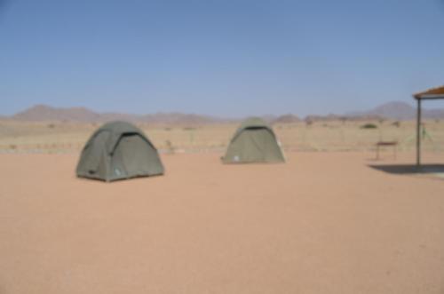 塞斯瑞姆Neuhof Portion 2 Campsite的沙漠中两座帐篷