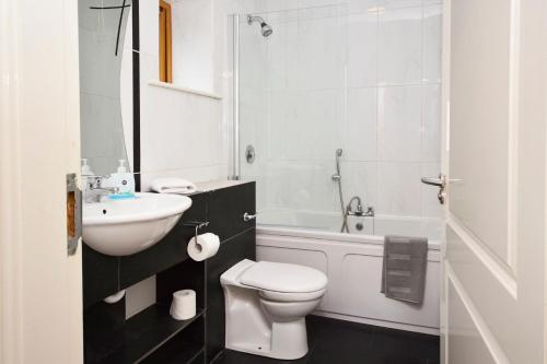 莱特弗拉克Apartment 702 Letterfrack的白色的浴室设有卫生间和水槽。