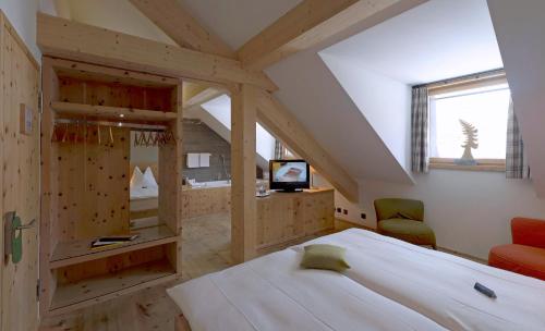 萨梅丹罗曼蒂克姆塔斯姆拉吉尔酒店的卧室配有一张白色大床