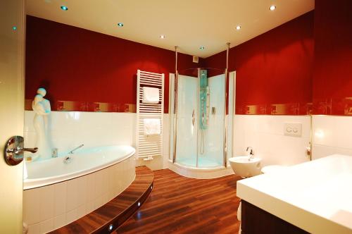 贝尔恩卡斯特尔-库斯宾兹酒店的带浴缸、淋浴和卫生间的浴室