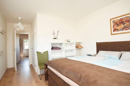 WestergellersenFraulindnerFerien Doppelzimmer Lüneburg的一间卧室,卧室内配有一张大床